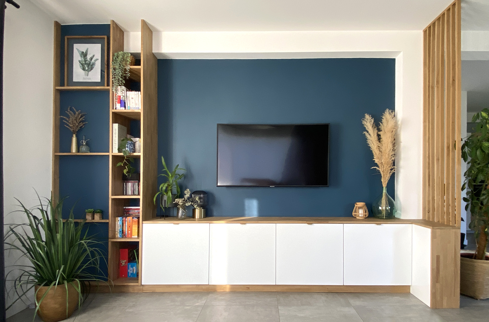 Création meuble TV sur mesure bibliothèque intégrée rangements