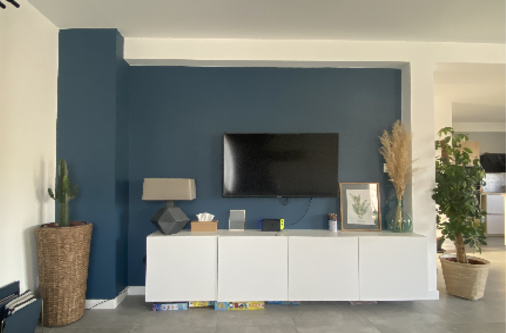 Intégrer un meuble TV pour cacher caisson technique disgracieux