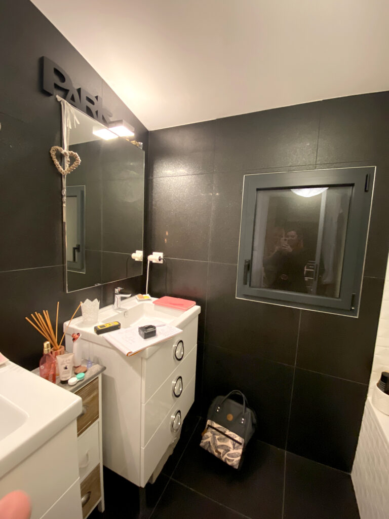 avant rénovation salle de bain encombrée