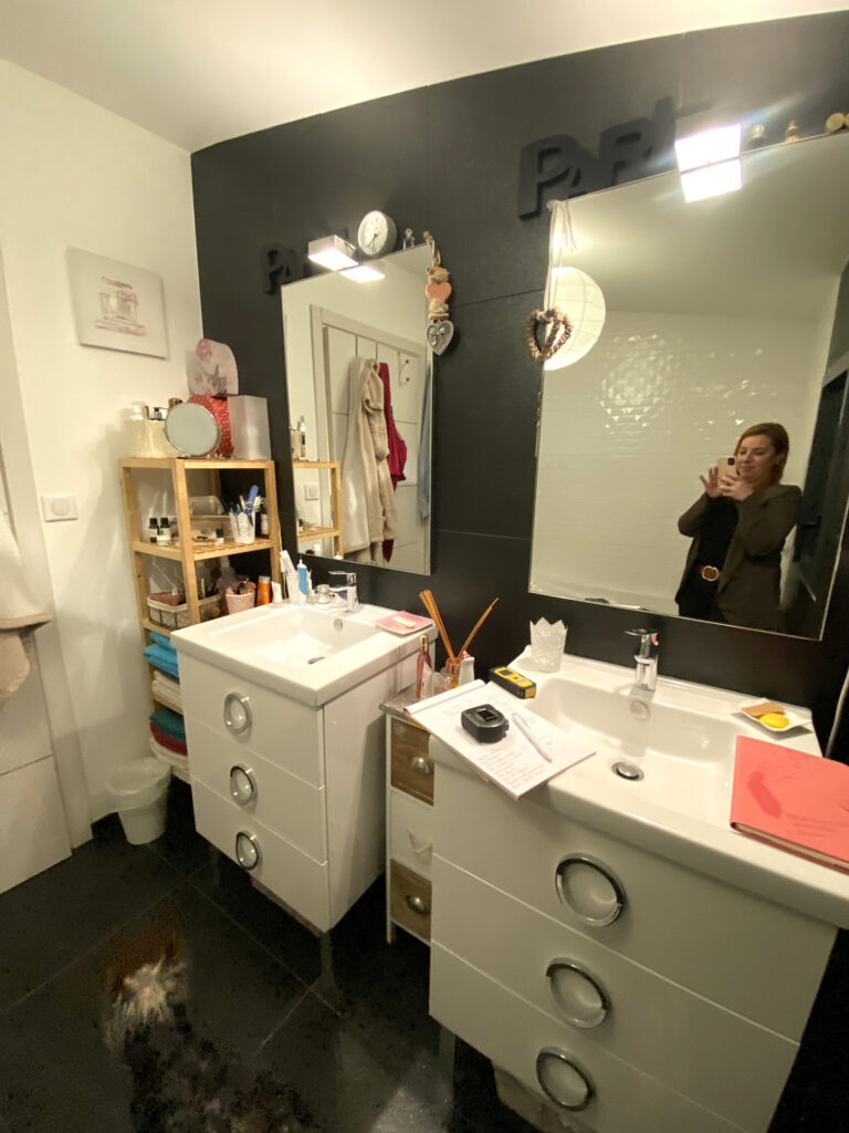 avant rénovation salle de bain encombrée