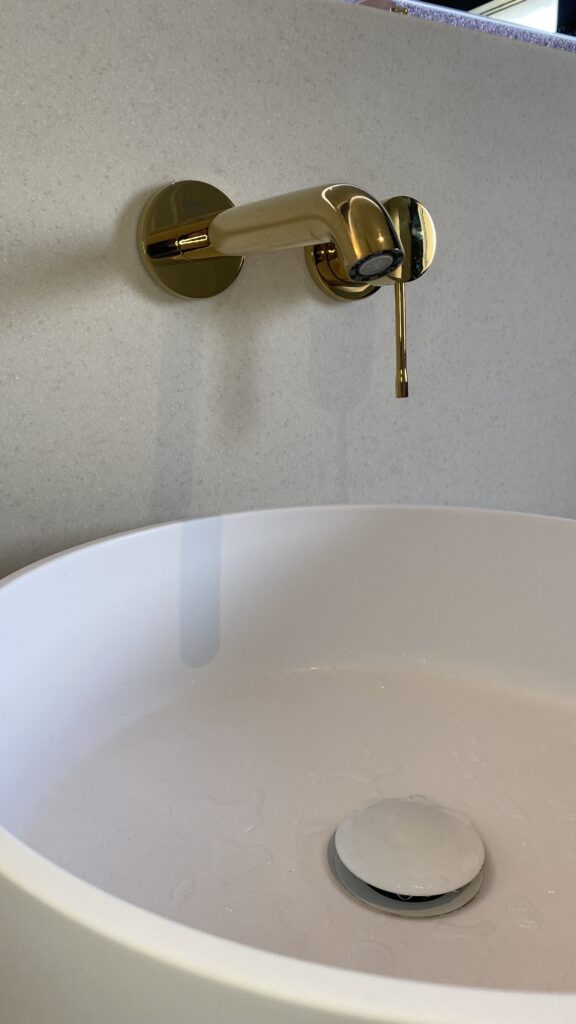 détails laiton vasque résine